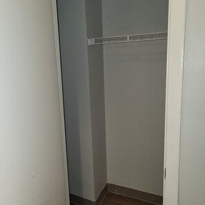 Laptop workspace, free WiFi, bed sheets - Studio 6 Greensboro, NC - I-40 (Greensboro)