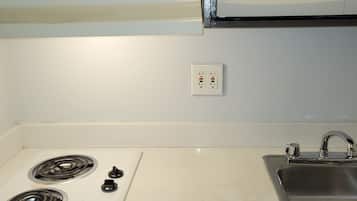 Frigorífico grande, microondas, horno y mesa de comedor