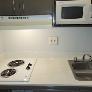 Grand réfrigérateur, micro-ondes, four, tables à manger