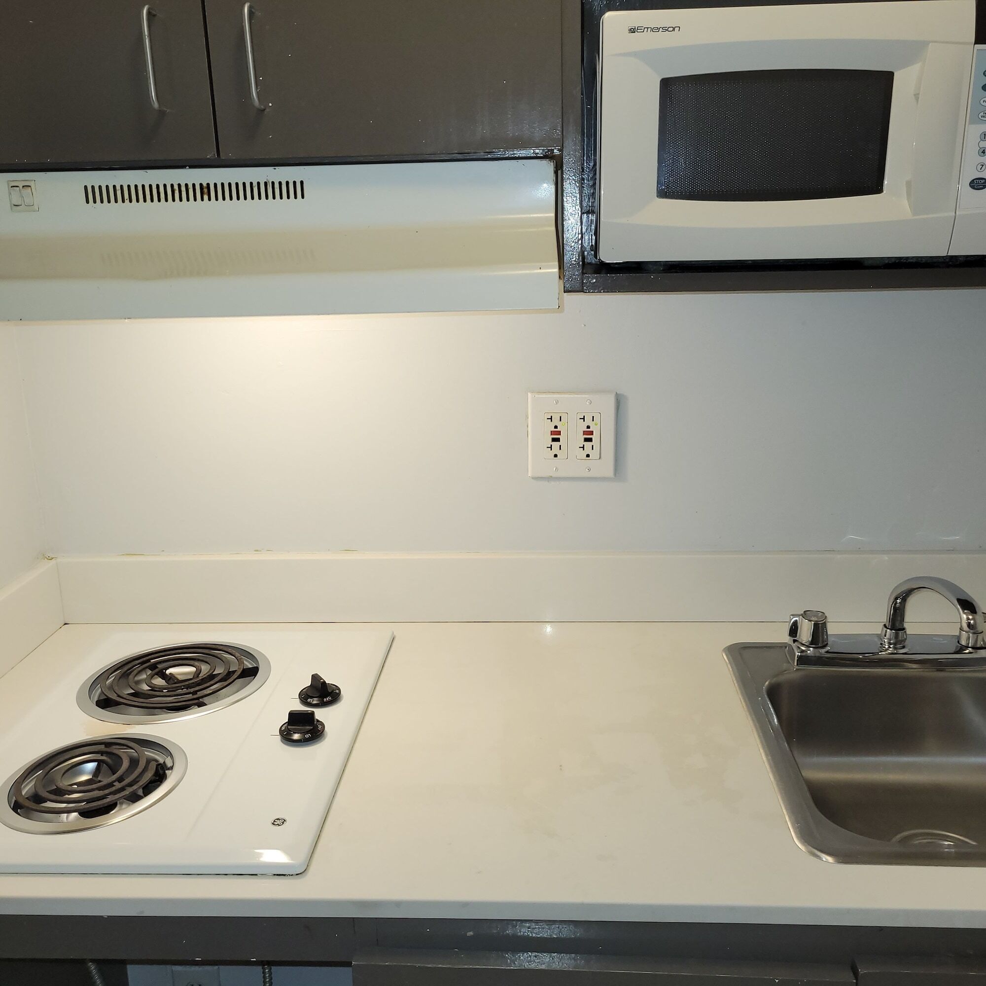 Full-sized fridge, microwave, oven, stovetop