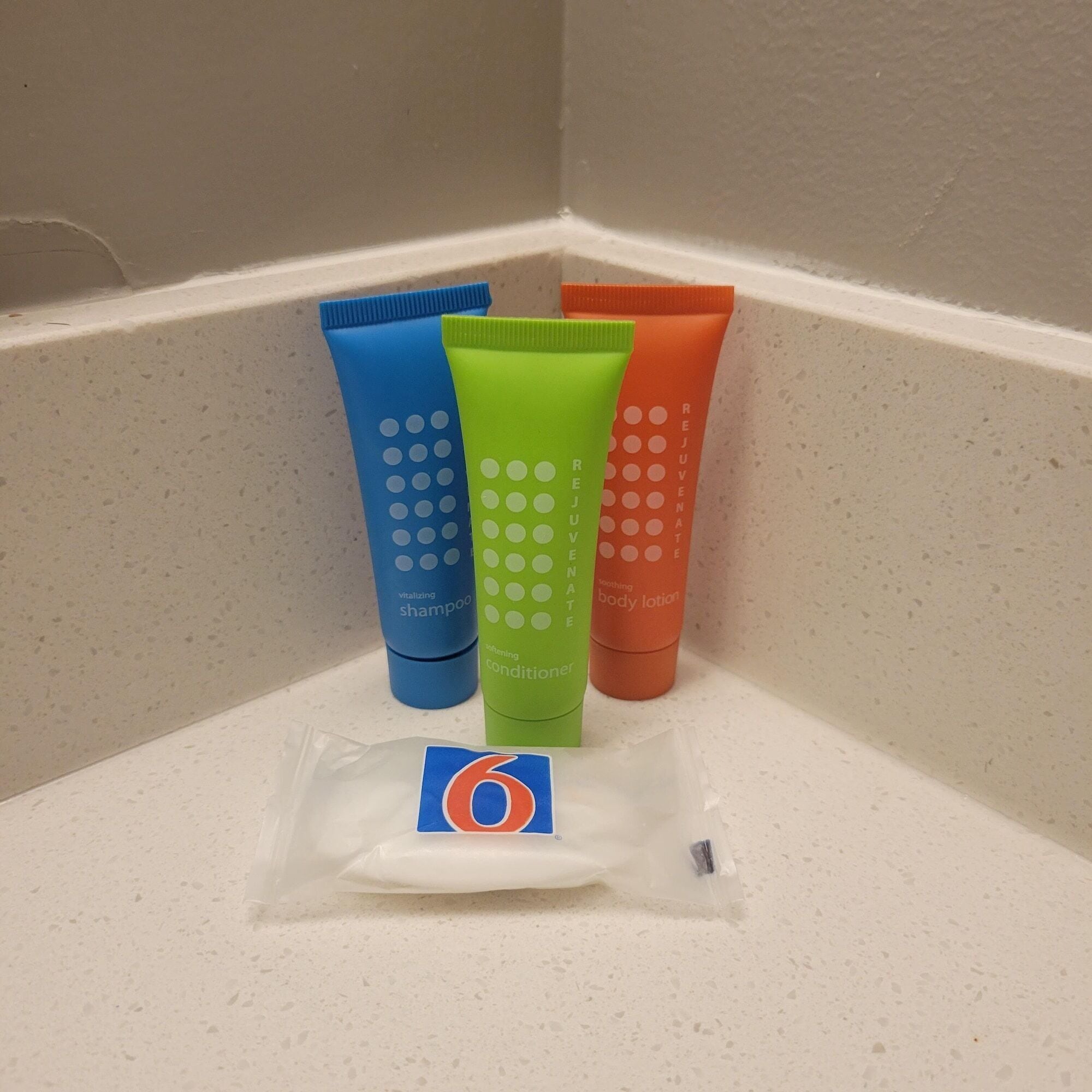Kolme hygieniatuoteputkiloa on asetettu tasolle.