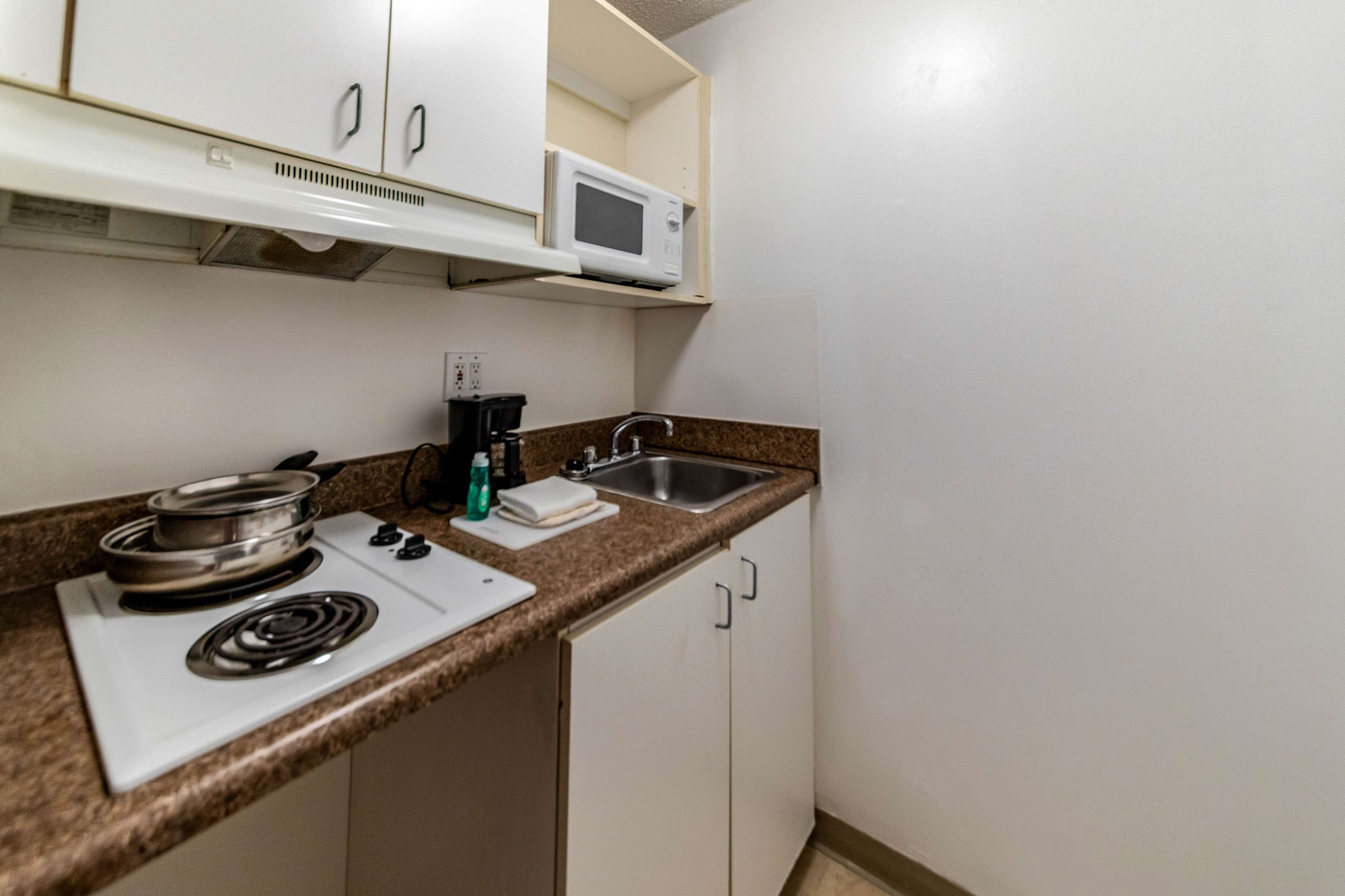 Full-size fridge, microwave, oven, dining tables