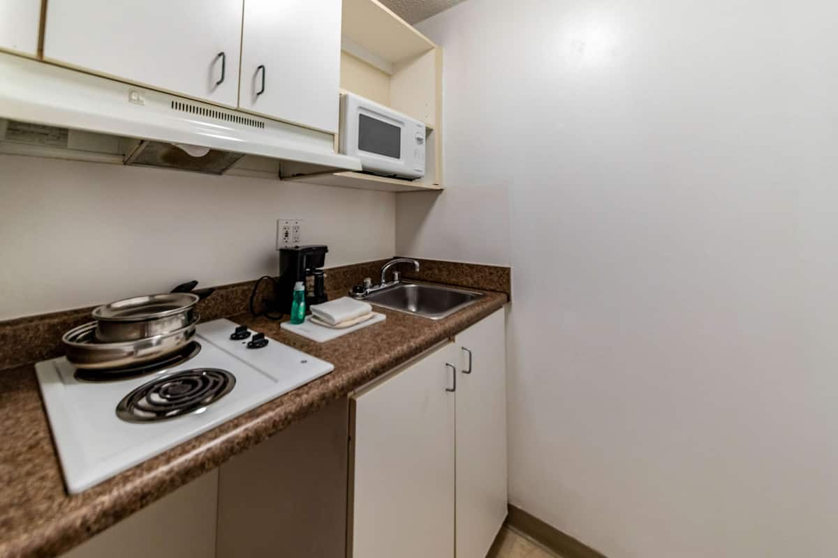 Full-size fridge, microwave, oven, dining tables