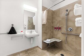 Combined shower/tub, towels