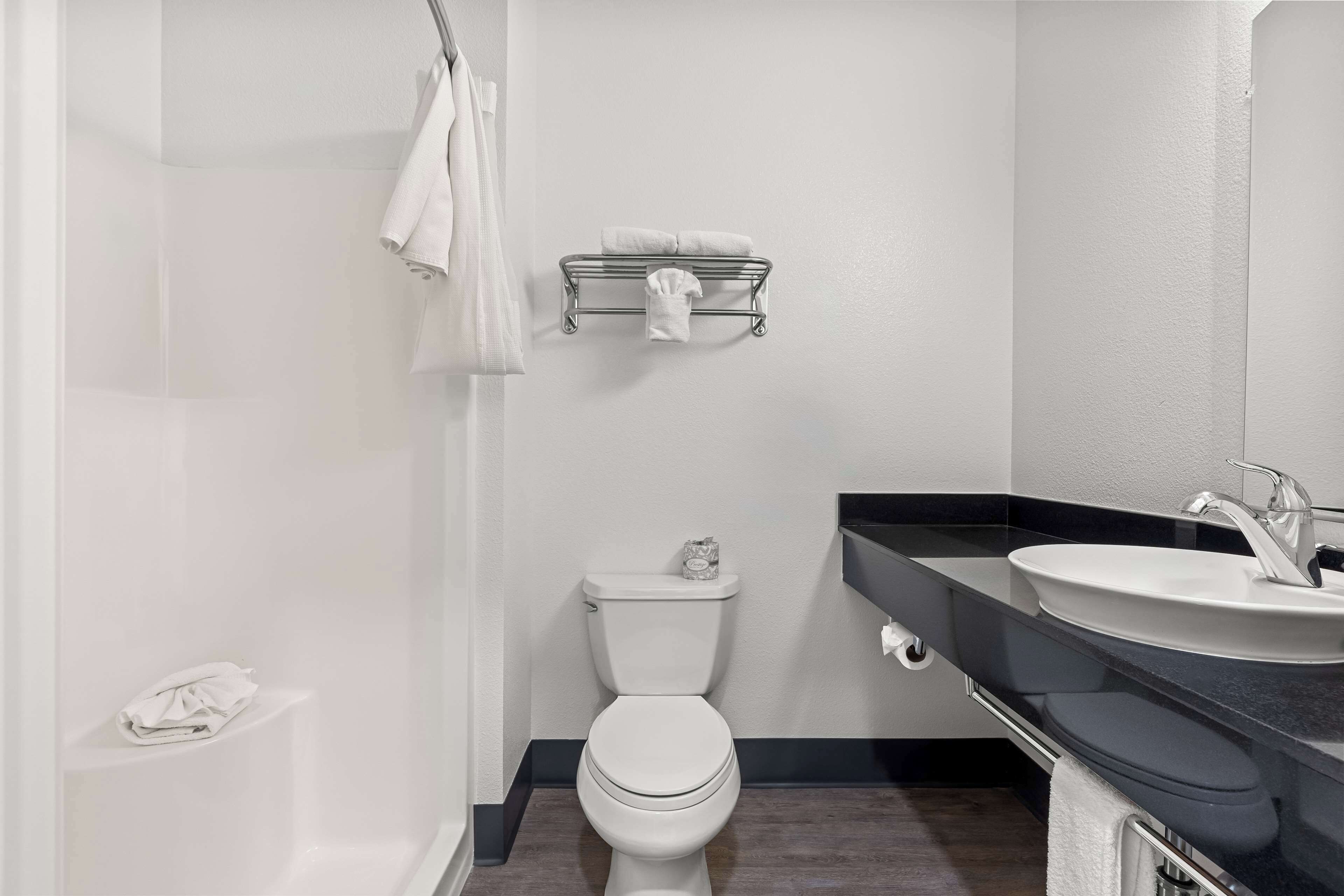 Combined shower/tub, towels