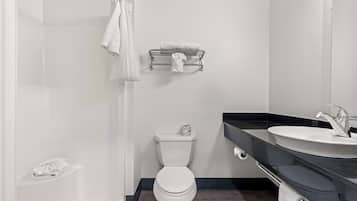 Combined shower/bathtub, towels
