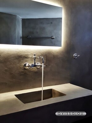 Suite, 2 Schlafzimmer, Poolblick, Meerseite | Waschbecken im Bad