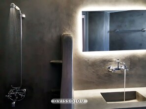 Suite - 2 soveværelser - udsigt til pool - mod havet | Badeværelse | Bruser, hårtørrer, håndklæder, Toiletpapir