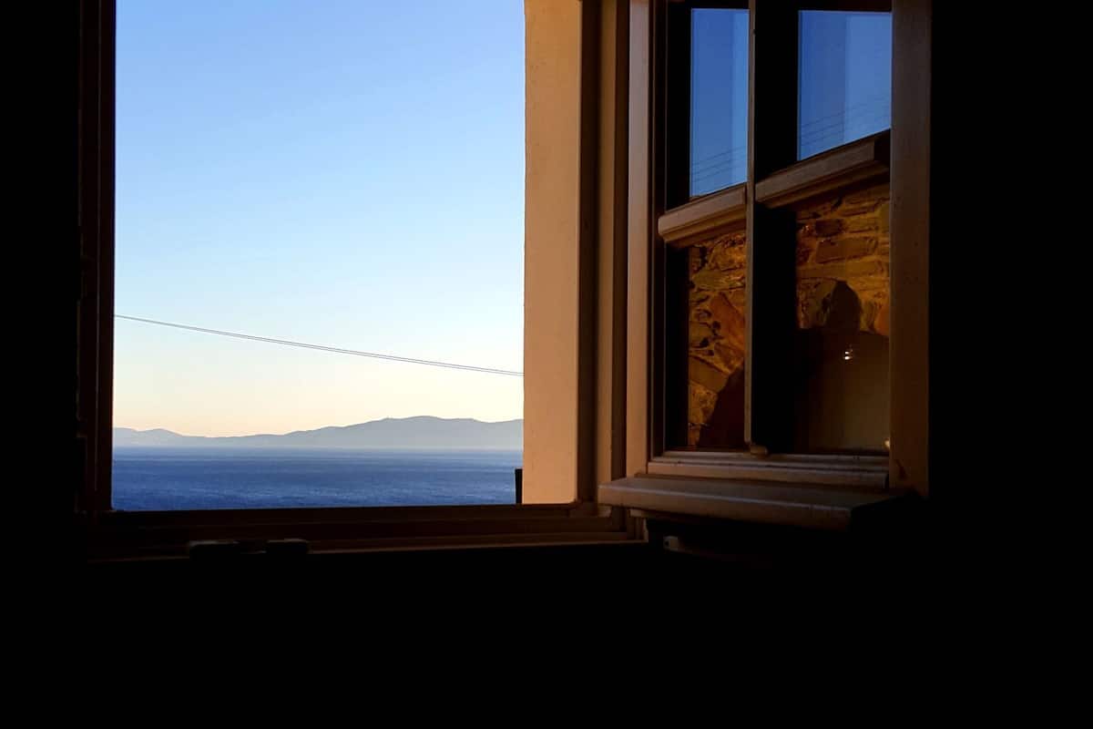 Studiosvit - viss havsutsikt - vid poolen | Sängtillbehör av högsta kvalitet, skrivbord och mörkläggningsgardiner