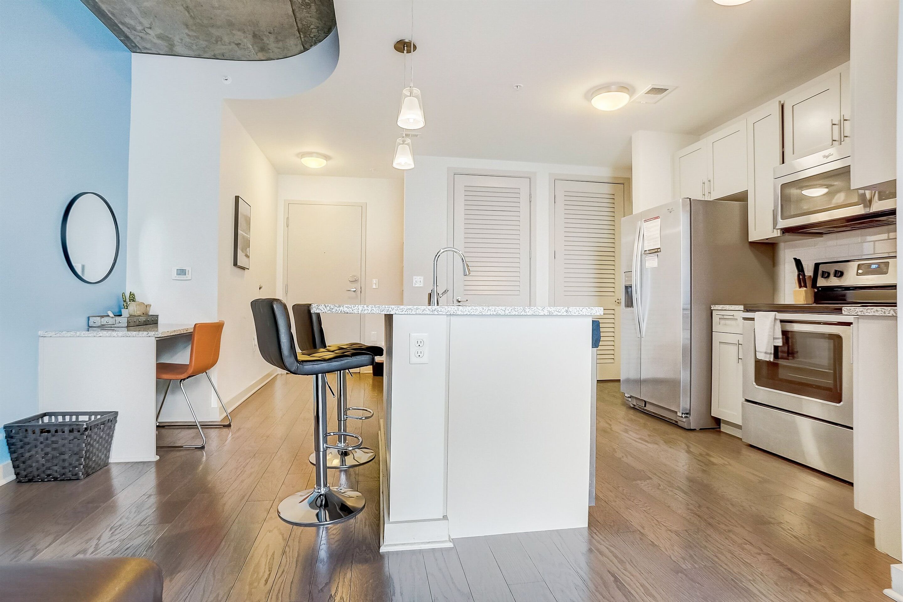 Frontdesk | 1br Uptown High-rise Near Everything!