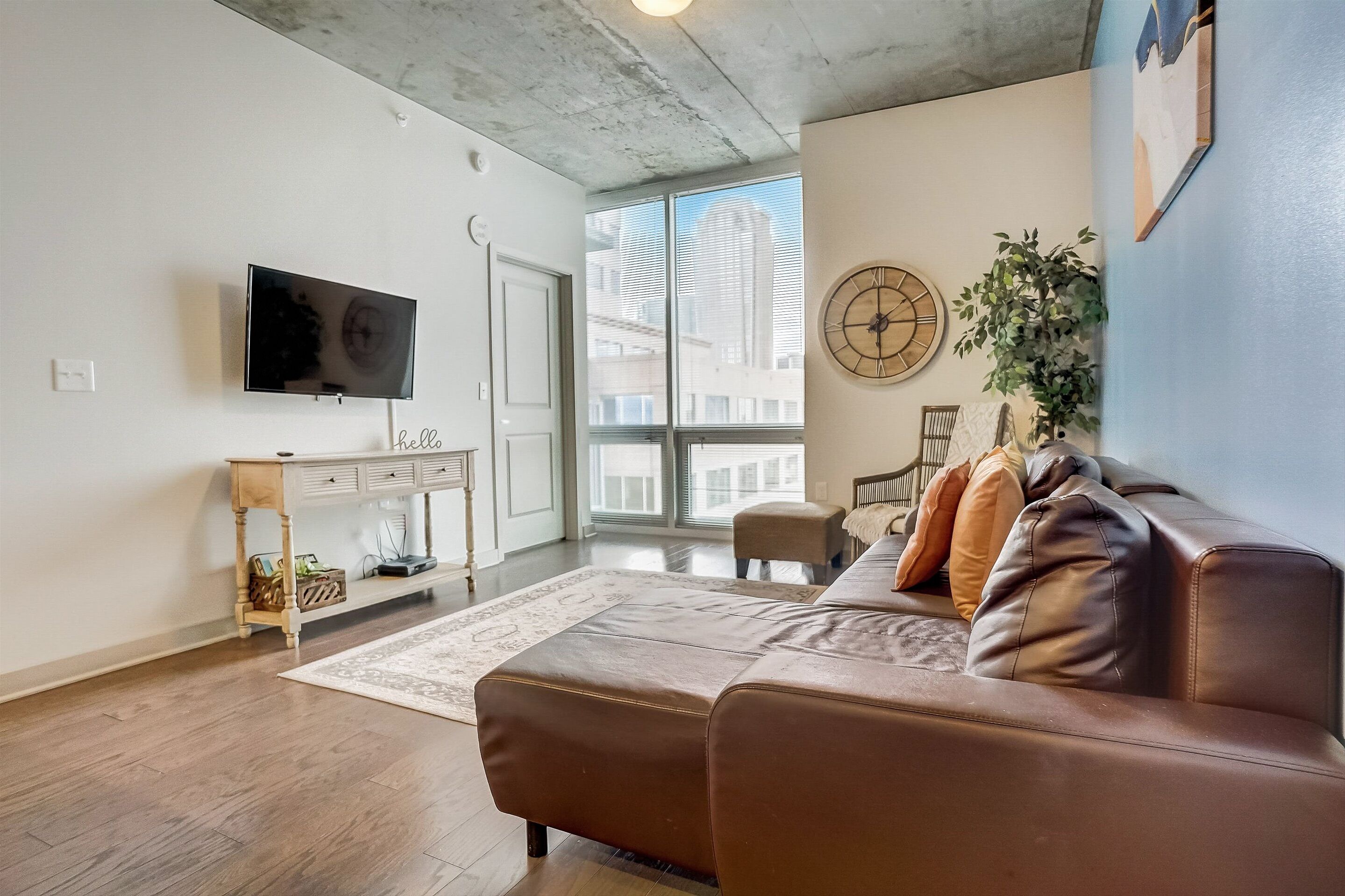 Frontdesk | 1br Uptown High-rise Near Everything!
