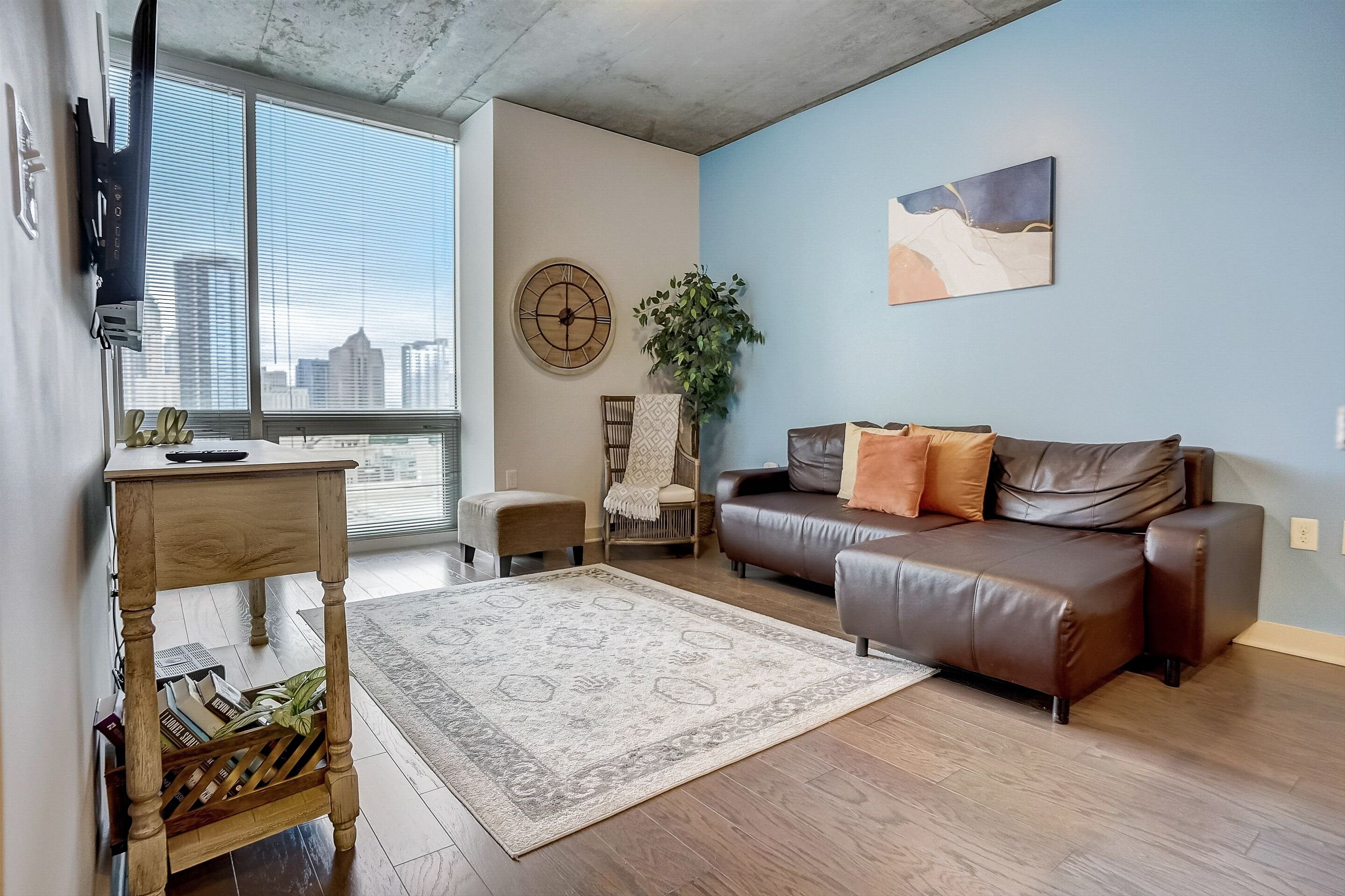 Frontdesk | 1br Uptown High-rise Near Everything!