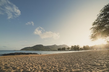 Walk to Kalapaki Beach, Dukes Restaurant, and more!