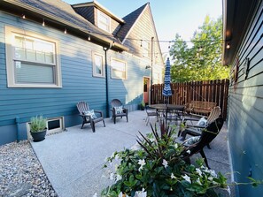 Outdoor dining - Casa Maggie Mae Long-Term 30 Days Plus only Pet Friendly Cozy NE Alberta Arts (Portland)