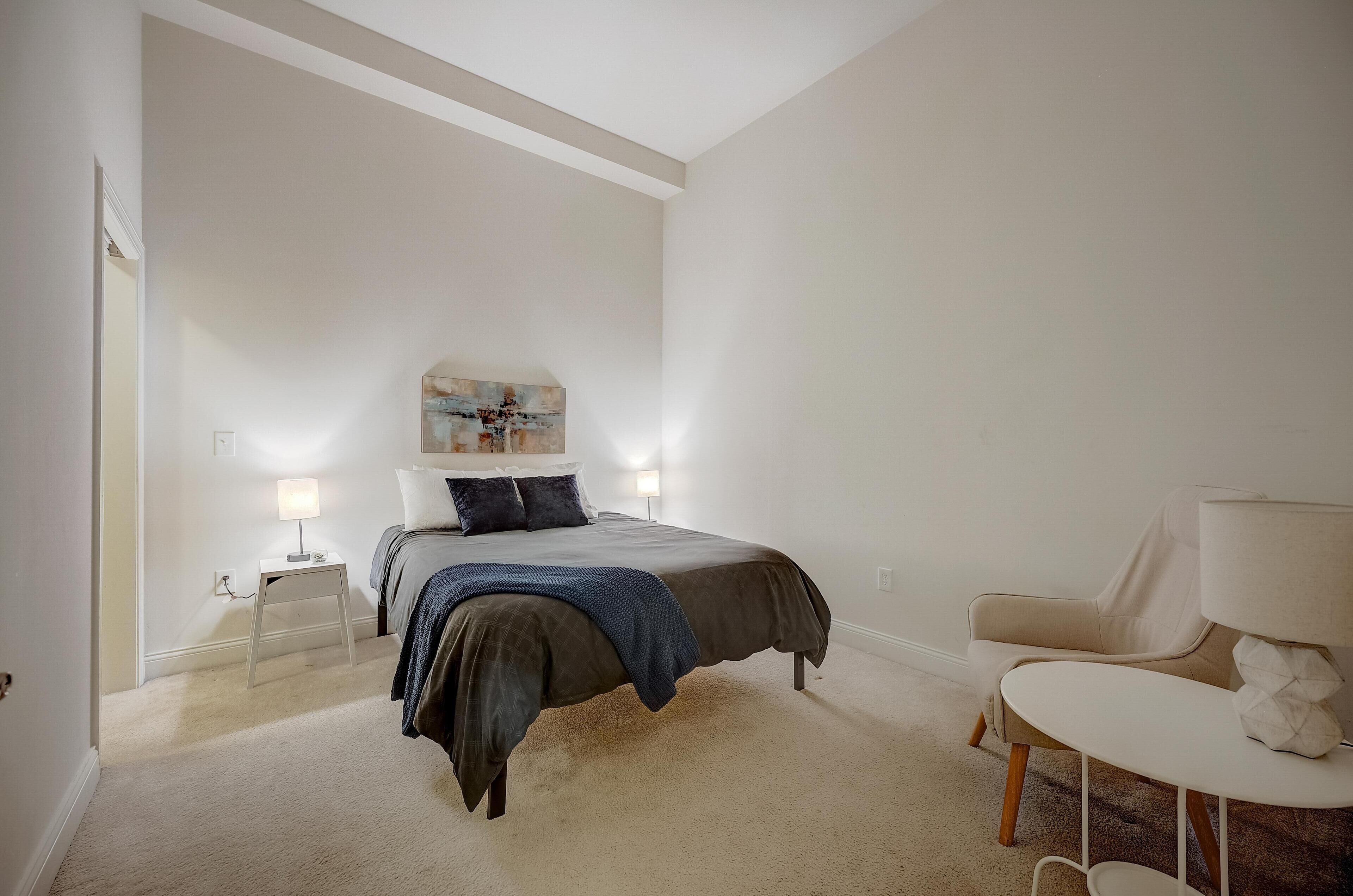 Frontdesk | 2BR APT in the Heart of the City