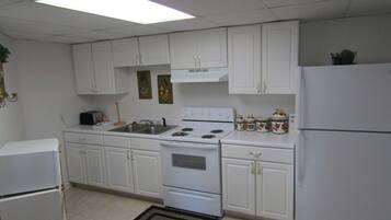 Jääkaappi, mikroaaltouuni, kahvin-/teenkeitin