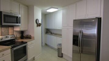 Réfrigérateur, micro-ondes, cafetiÚre/bouilloire