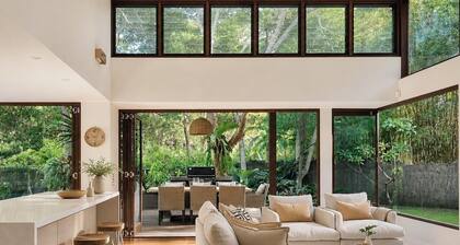 Luxe Beachfront Haven w/heated pool. Pet-Friendly