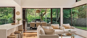 Luxe Beachfront Haven w/heated pool. Pet-Friendly