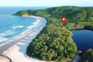 Beach nearby, sun-loungers, beach towels - Luxe Beachfront Haven w/heated pool. Pet-Friendly (Broken Head)