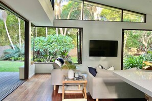 Smart TV, books, stereo