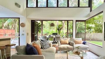 TV connectée, livres, chaßne hi-fi