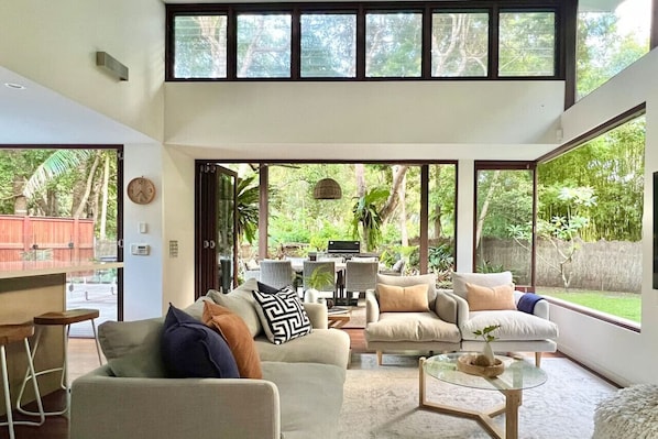 Smart TV, books, stereo