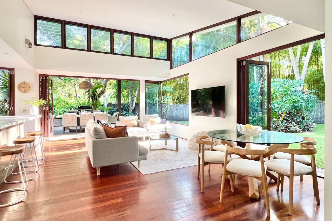 Smart TV, libros y estéreo 