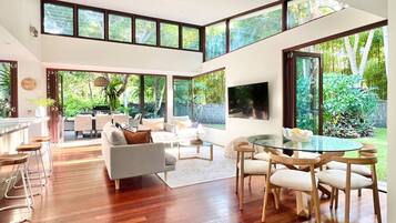 Smart TV, books, stereo