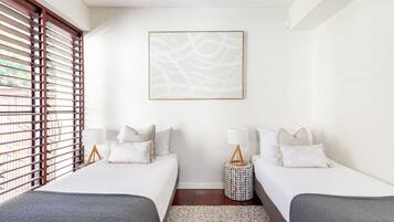 3 chambres, bureau, fer et planche Ă  repasser, lit parapluie