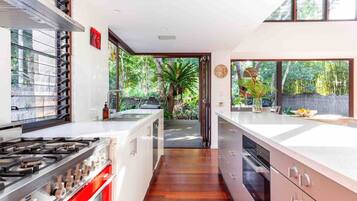 冷蔵庫、電子レンジ、オーブン、コンロ