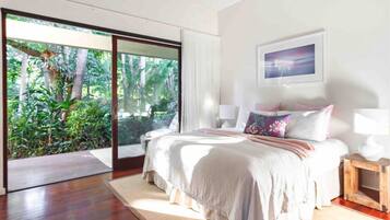 3 slaapkamers, een bureau, een strijkplank/strijkijzer, reisbedje