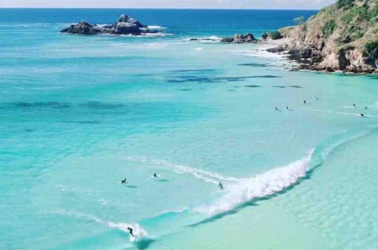 Playa en los alrededores, camastros y toallas de playa 