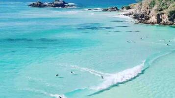 Plage, chaises longues, serviettes de plage