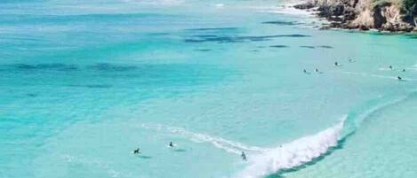 Vlak bij het strand, ligstoelen aan het strand, strandlakens