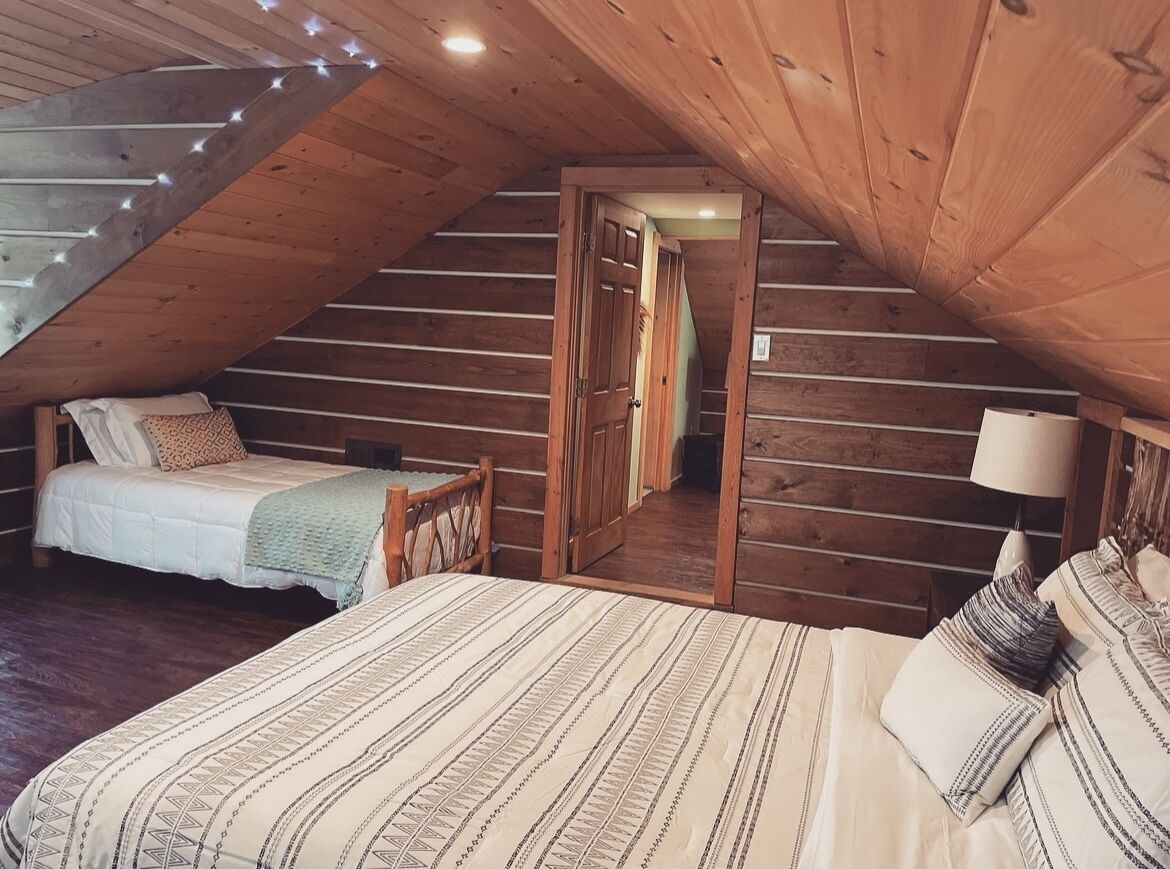 Hot tub, Lake on site, rowboat, kayaks, firepit, grill and more, pet friendly.