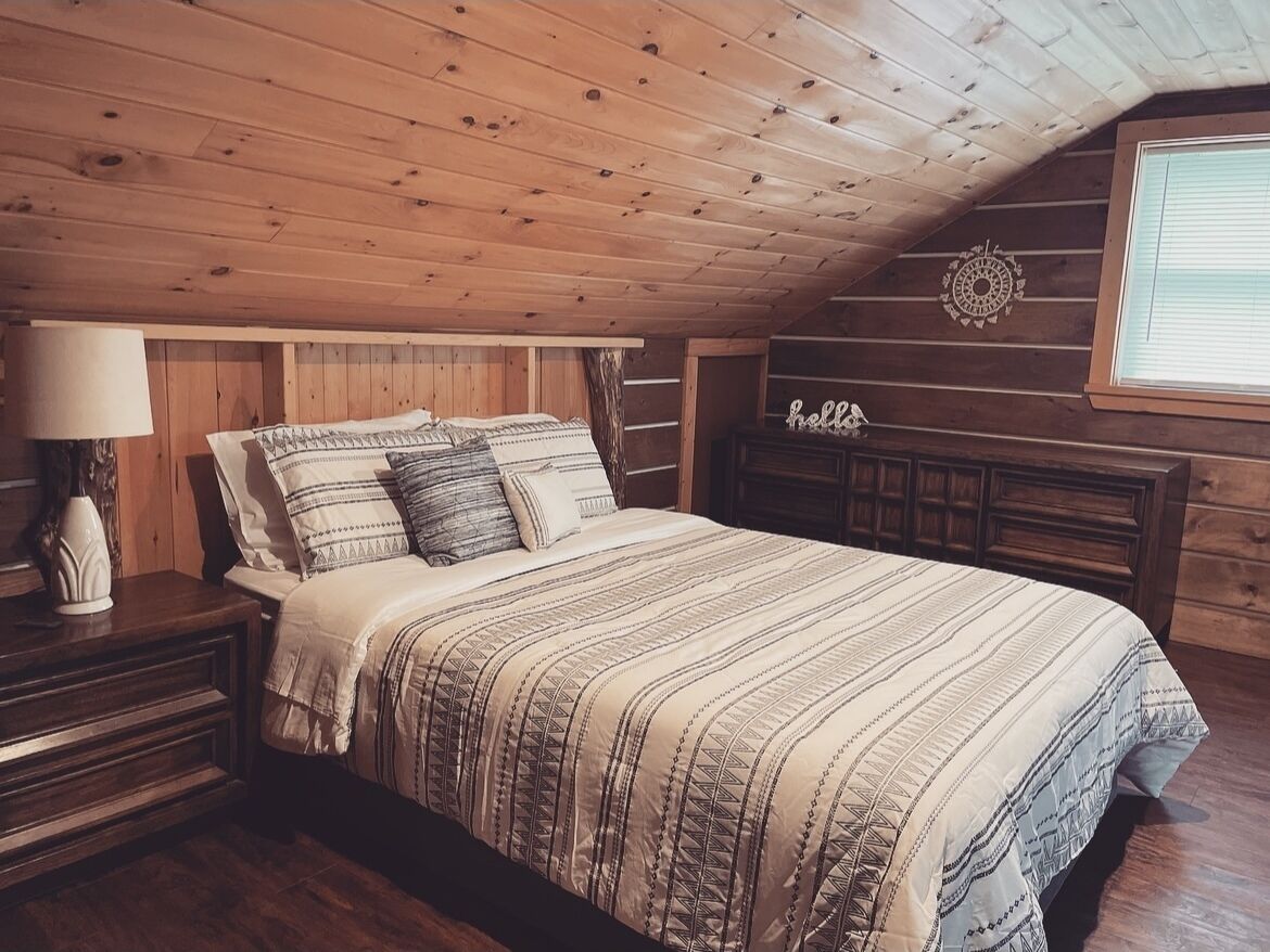 Hot tub, Lake on site, rowboat, kayaks, firepit, grill and more, pet friendly.