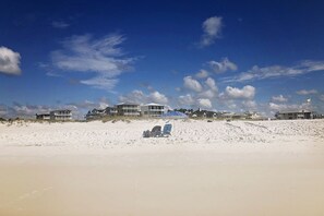 Beach nearby, sun loungers - Beautiful Beach Cottage near Gulf Place and Spectacular Beaches of 30A (Santa Rosa Beach)