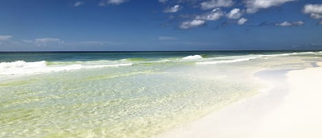 Nära stranden och solstolar