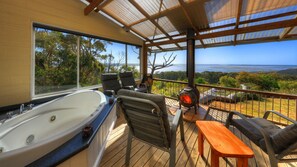 Outdoor spa tub - Island View Spa Cottage (Smithton)