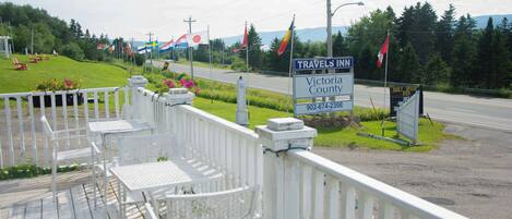 A sign for Travels Inn in Victoria County with a contact number and a daily special price.