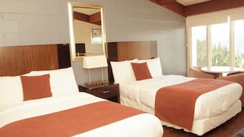 Standaard kamer, 2 tweepersoonsbedden, uitzicht op meer | Individueel gedecoreerd, individueel gemeubileerd, gratis wifi