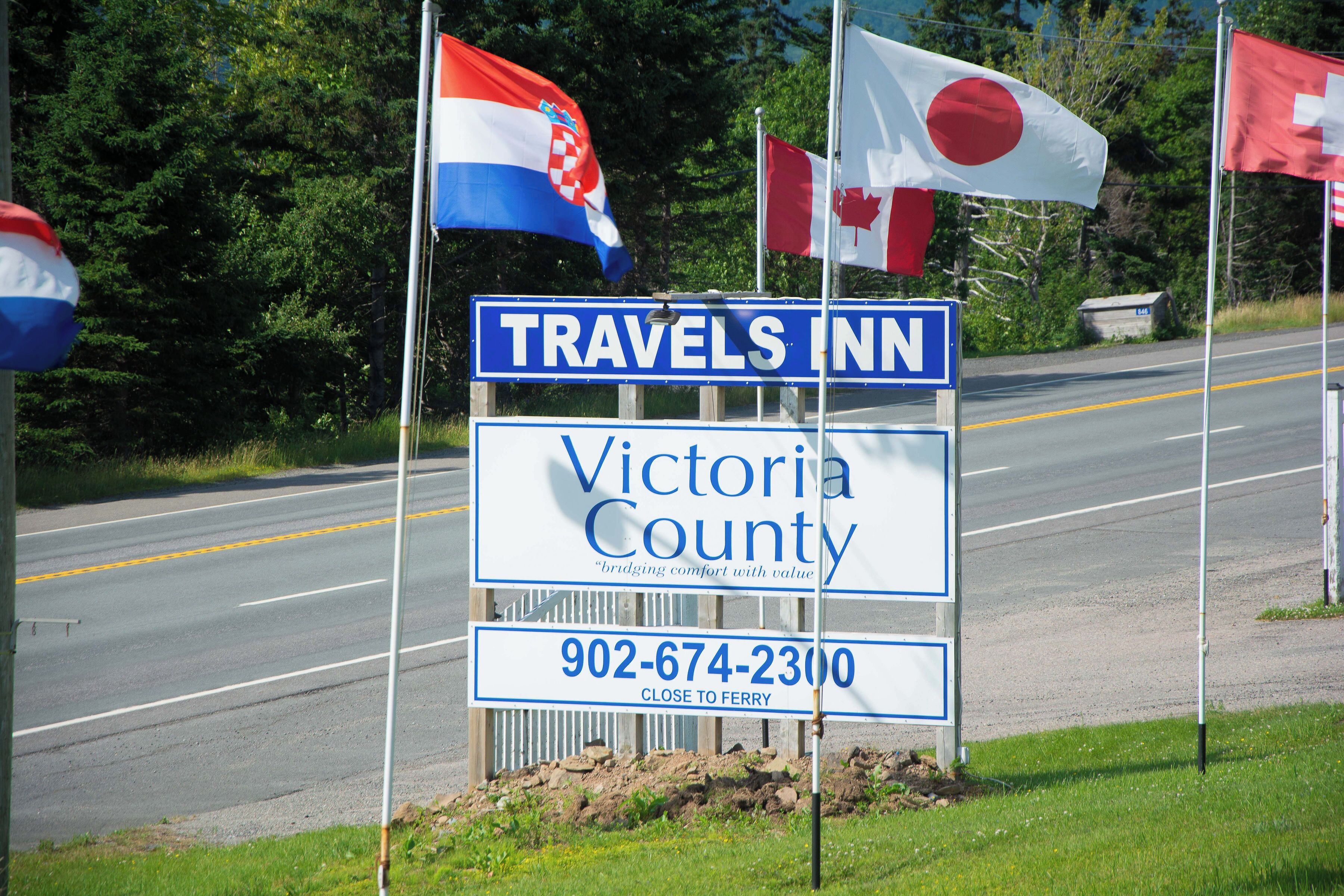 Señal de Travels Inn Victoria County, con un número de contacto y una nota sobre la cercanía a un ferry.