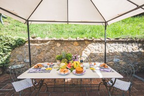Outdoor dining - Beautiful house with swimming pool surrounded by greenery, modern, luxury finishes (Camaiore)