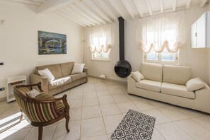 Smart-TV, Kamin, Videospiele, DVD-Player