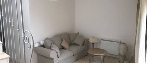 Fernseher, DVD-Player, Bücher, Stereoanlage