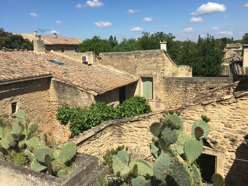 Gite de charme cœur du village, terrasses, patio ombragé 