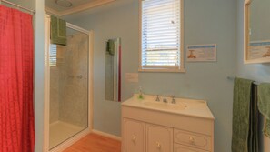 Maison, 3 chambres, vue sur lâocĂ©an | Salle de bain | Baignoire et douche sĂ©parĂ©es, sĂ©choir Ă cheveux, serviettes fournies