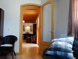 Una televisión, una chimenea