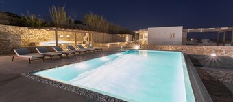 H2O Private Villa Paros, uendelig swimmingpool, havudsigt loungeområde, grill og bar